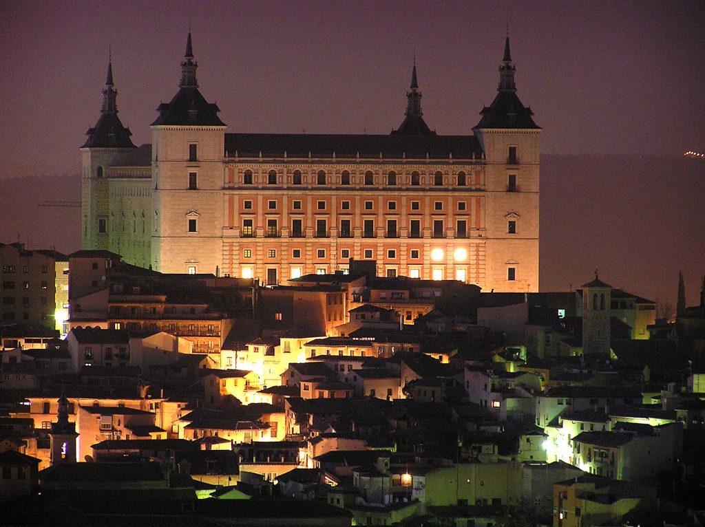 Vista panorámica de Toledo mostrando el característico paisaje urbano medieval, con edificios antiguos de piedra y estrechas calles empedradas, destacando la diversa arquitectura influenciada por las culturas cristiana, musulmana y judía